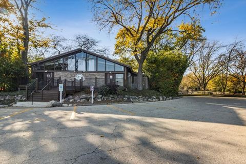 Tiny photo for 5817 Oakwood Drive #E, Lisle, IL 60532 (MLS # 12616291)