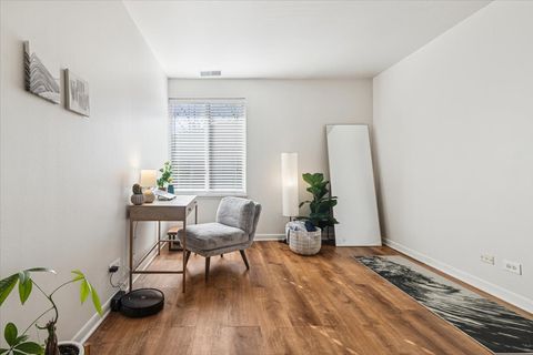 Tiny photo for 5817 Oakwood Drive #E, Lisle, IL 60532 (MLS # 12616291)