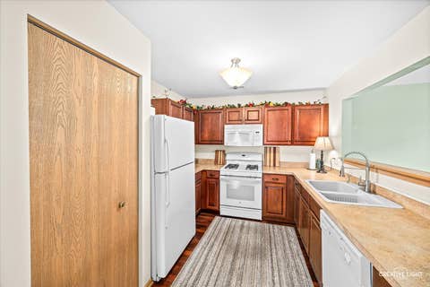 Tiny photo for 909 Four Seasons Boulevard, Aurora, IL 60504 (MLS # 12706896)