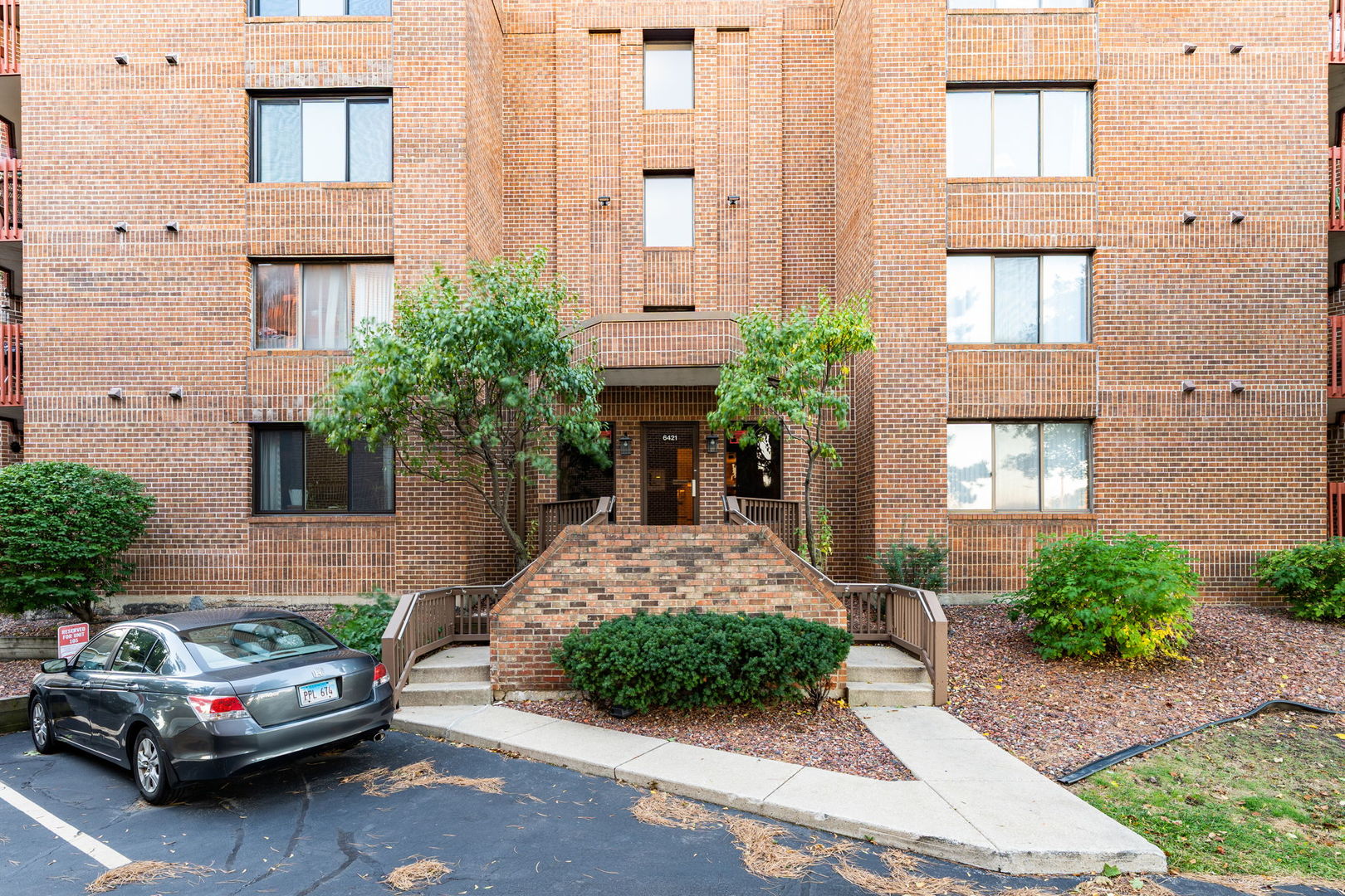 6421 Pershing Road 404