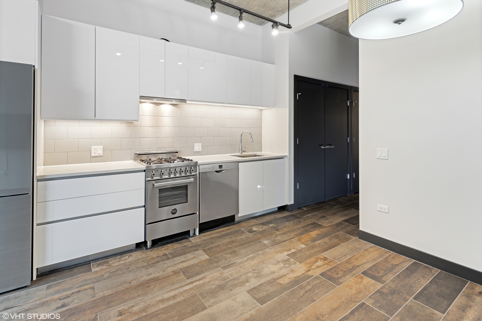 171 N Aberdeen Street 605