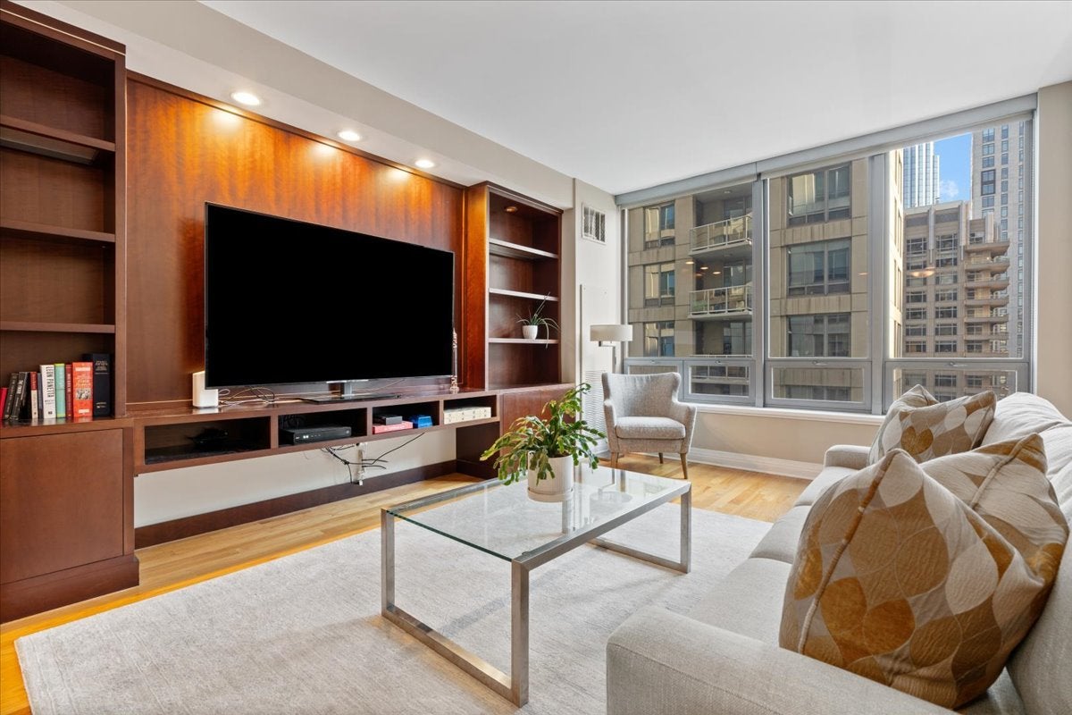 600 N LAKE SHORE Drive 2102