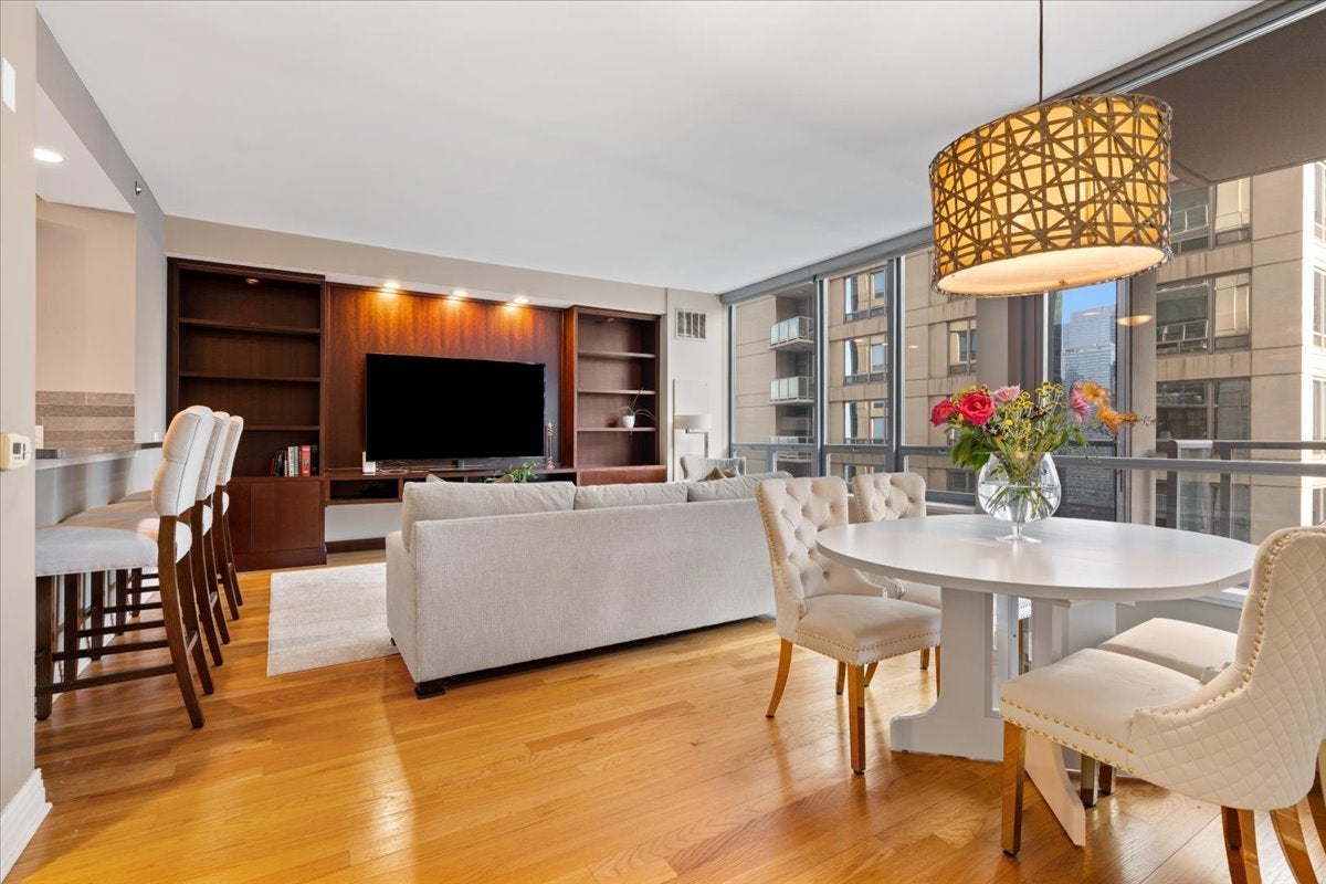 600 N LAKE SHORE Drive 2102