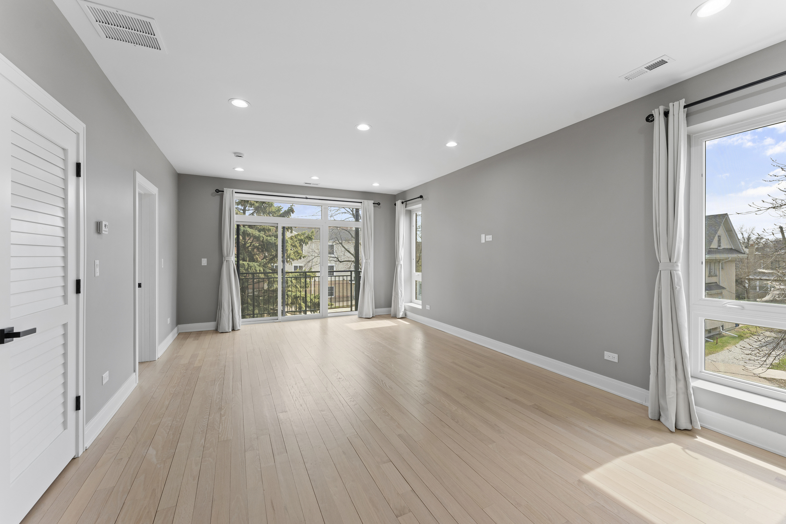 7428 N Rogers Avenue 2E