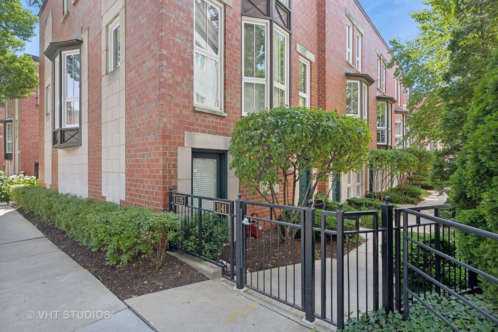 View Chicago, IL 60657 townhome