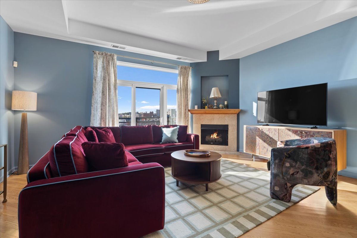 2337 W Wolfram Street 514