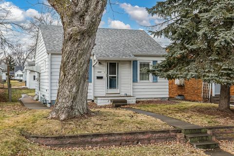 Tiny photo for 1917 33rd Street, Moline, IL 61265 (MLS # 12550400)