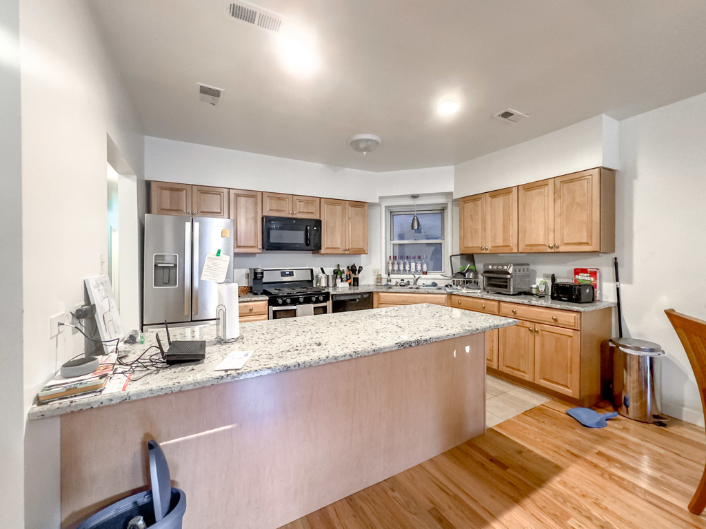 6711 N SHERIDAN Road 1N