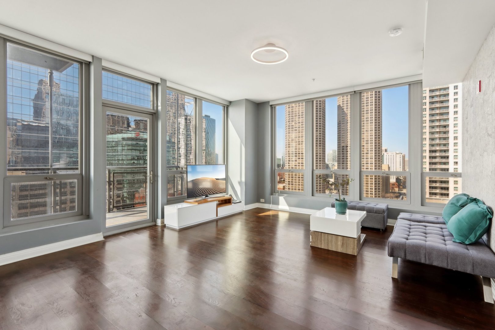 565 W Quincy Street 1606