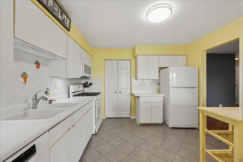 Tiny photo for 912 Stradford Circle #B, Buffalo Grove, IL 60089 (MLS # 12760374)