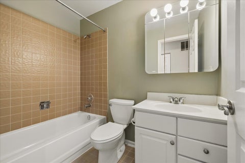 Tiny photo for 912 Stradford Circle #B, Buffalo Grove, IL 60089 (MLS # 12760374)