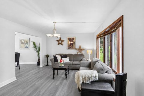 Tiny photo for 810 Jennifer Court, Algonquin, IL 60102 (MLS # 12668387)