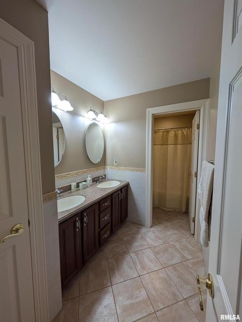 Tiny photo for 1315 W WEXFORD Place, Peoria, IL 61615 (MLS # QC4264838)