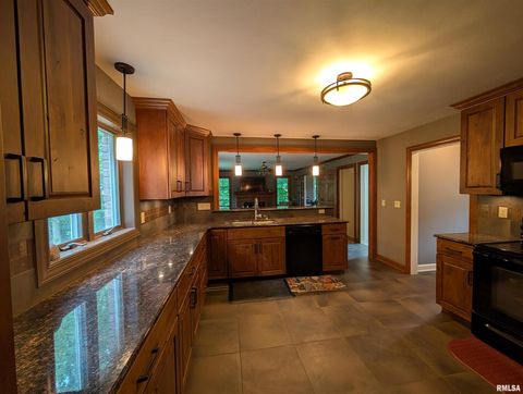 Tiny photo for 1315 W WEXFORD Place, Peoria, IL 61615 (MLS # QC4264838)