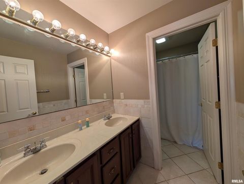 Tiny photo for 1315 W WEXFORD Place, Peoria, IL 61615 (MLS # QC4264838)