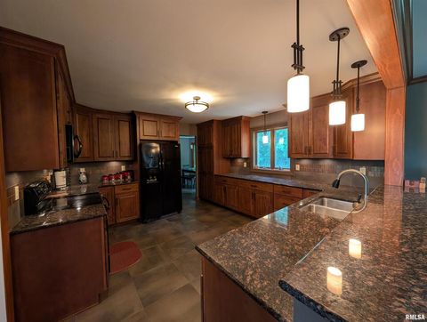 Tiny photo for 1315 W WEXFORD Place, Peoria, IL 61615 (MLS # QC4264838)