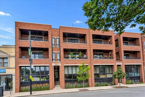 Tiny photo for 3014 W Montrose Avenue #3W, Chicago, IL 60618 (MLS # 12735625)