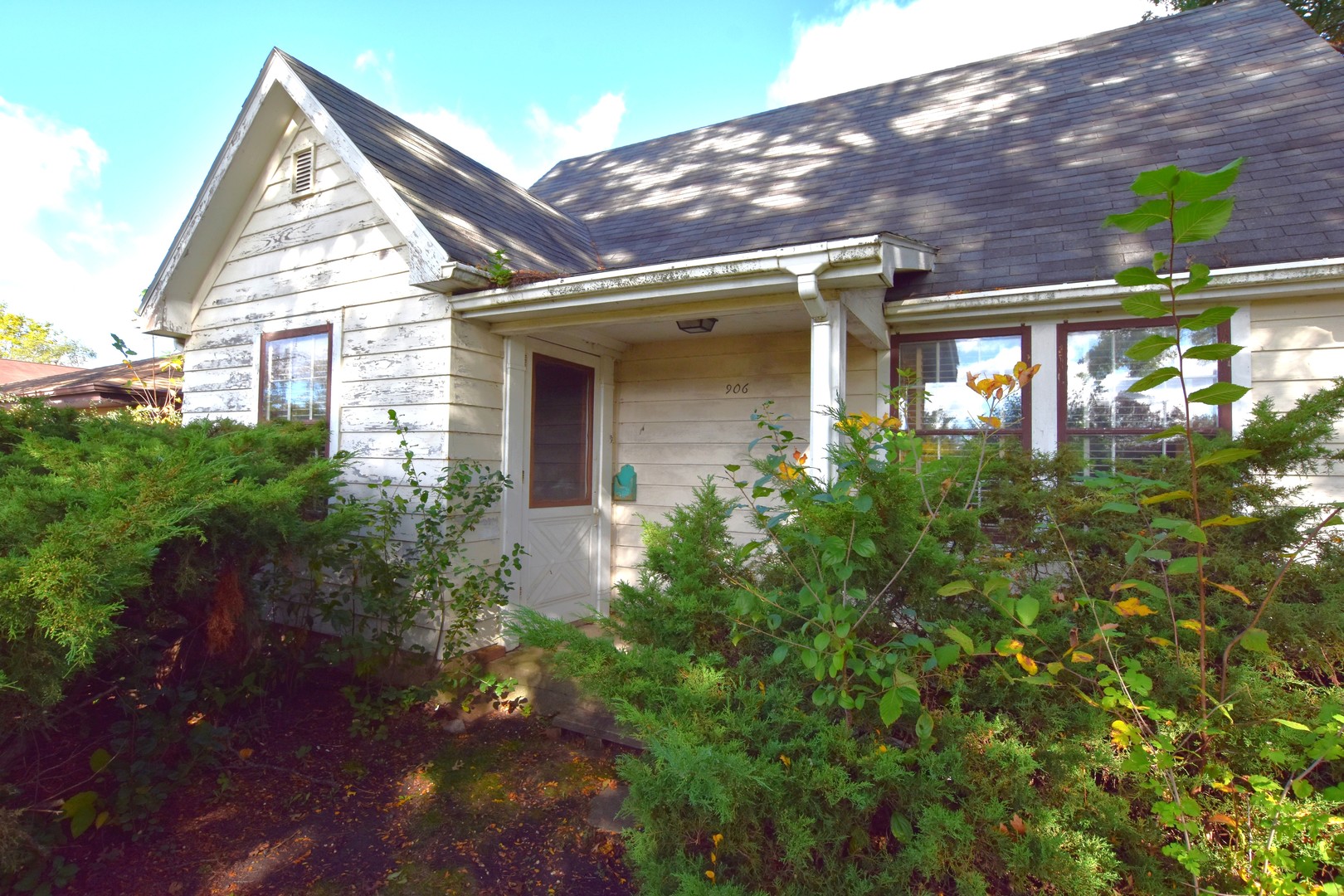 906 E Babcock Avenue