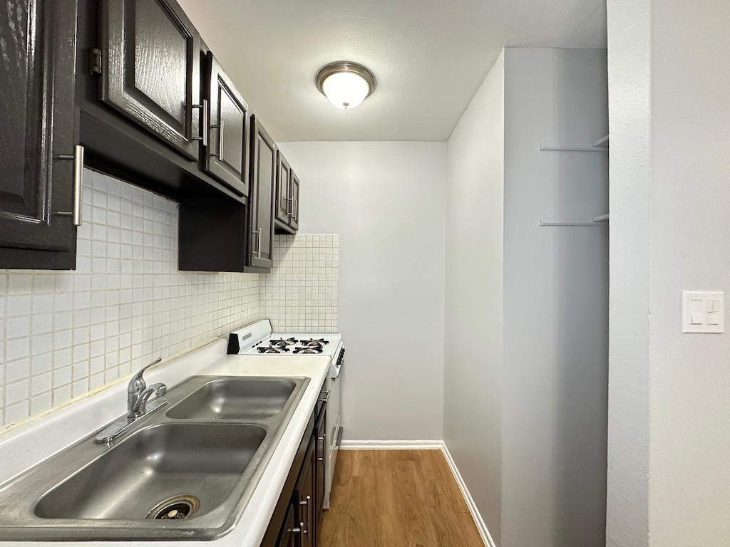 4537 N Dover Street 1B