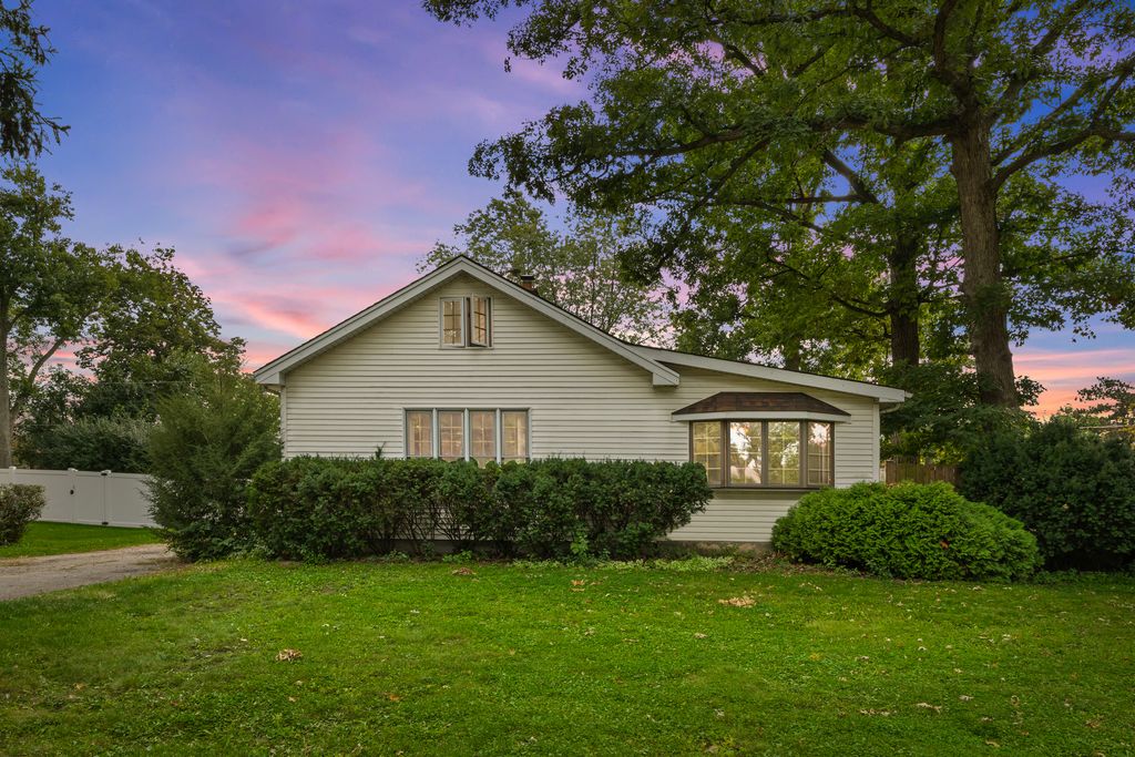 Photo for 130 E Potter Street, Wood Dale, IL 60191 (MLS # 12477542)