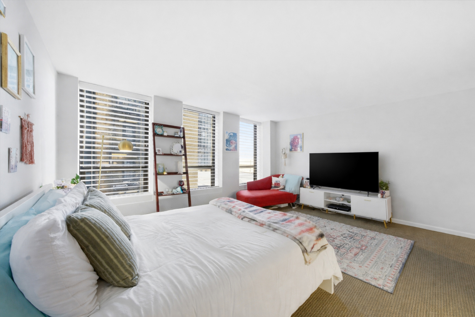 260 E Chestnut Street 406