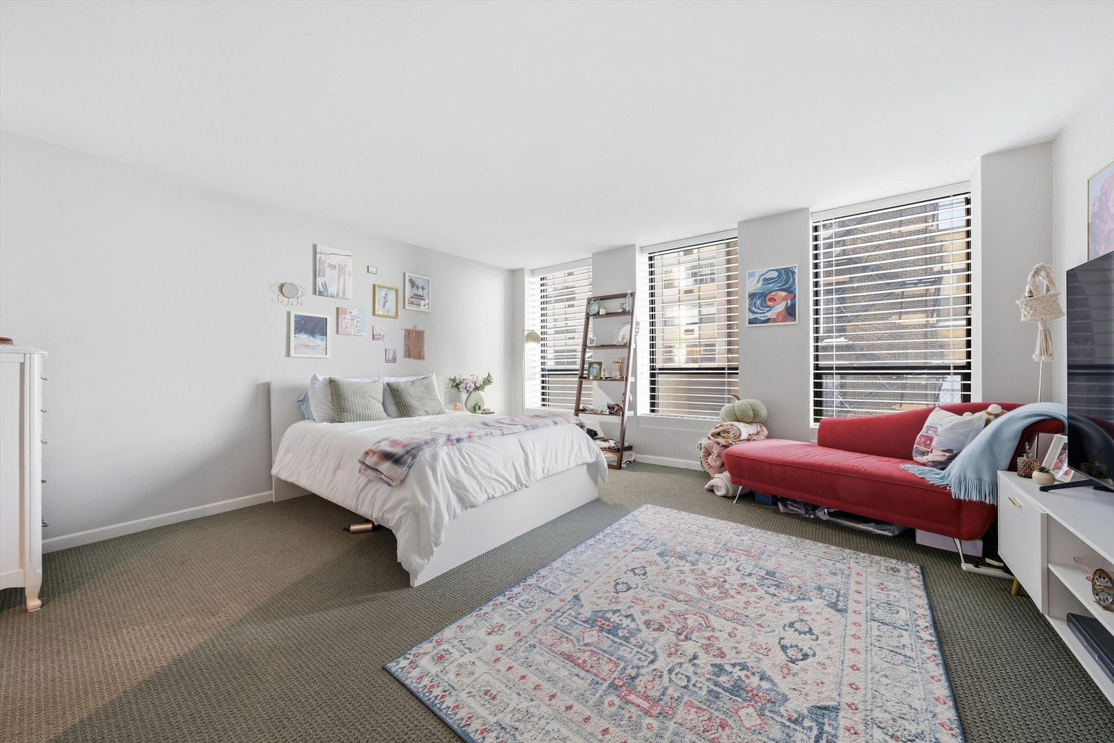 260 E Chestnut Street 406