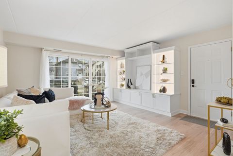 Tiny photo for 17 N Madison Avenue #2, La Grange, IL 60525 (MLS # 12591381)