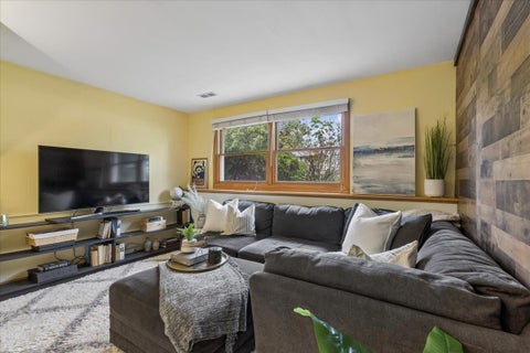 Tiny photo for 407 W Tanglewood Drive, Arlington Heights, IL 60004 (MLS # 12669457)