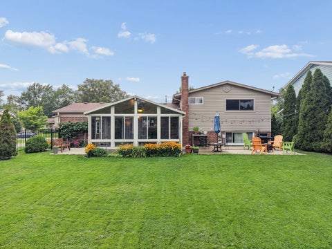 Tiny photo for 407 W Tanglewood Drive, Arlington Heights, IL 60004 (MLS # 12669457)