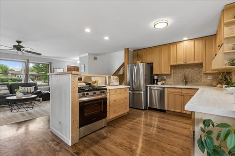Tiny photo for 407 W Tanglewood Drive, Arlington Heights, IL 60004 (MLS # 12669457)