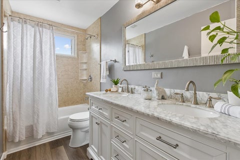 Tiny photo for 407 W Tanglewood Drive, Arlington Heights, IL 60004 (MLS # 12669457)