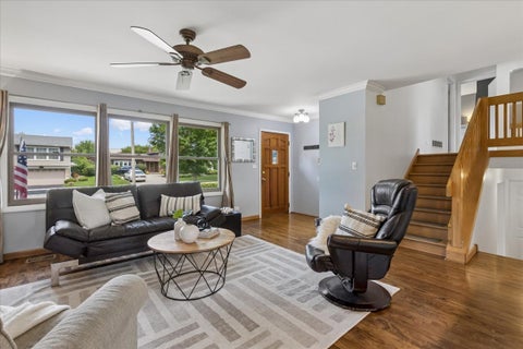 Tiny photo for 407 W Tanglewood Drive, Arlington Heights, IL 60004 (MLS # 12669457)