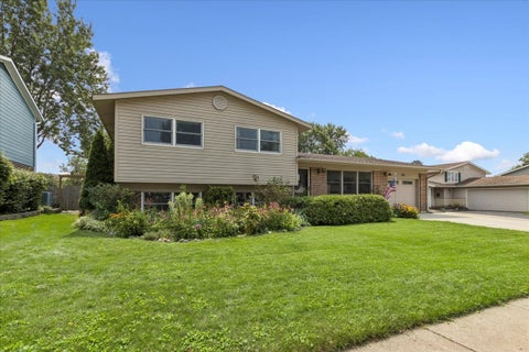 Tiny photo for 407 W Tanglewood Drive, Arlington Heights, IL 60004 (MLS # 12669457)