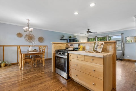 Tiny photo for 407 W Tanglewood Drive, Arlington Heights, IL 60004 (MLS # 12669457)