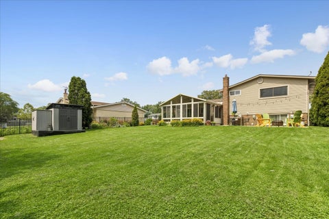 Tiny photo for 407 W Tanglewood Drive, Arlington Heights, IL 60004 (MLS # 12669457)