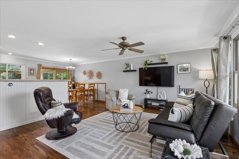 Tiny photo for 407 W Tanglewood Drive, Arlington Heights, IL 60004 (MLS # 12669457)