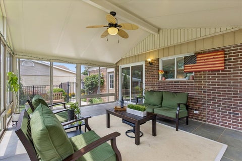 Tiny photo for 407 W Tanglewood Drive, Arlington Heights, IL 60004 (MLS # 12669457)