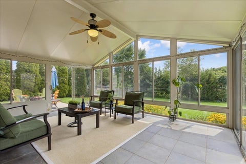 Tiny photo for 407 W Tanglewood Drive, Arlington Heights, IL 60004 (MLS # 12669457)