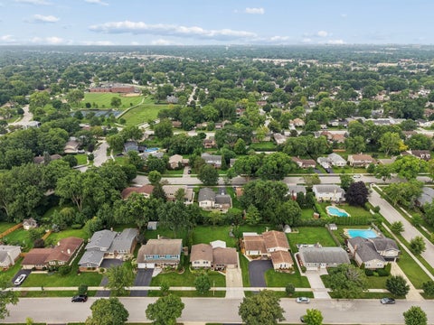 Tiny photo for 407 W Tanglewood Drive, Arlington Heights, IL 60004 (MLS # 12669457)