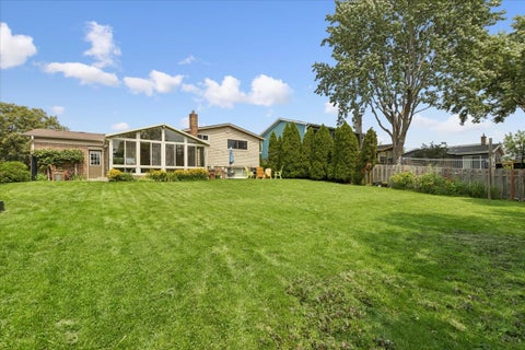 Tiny photo for 407 W Tanglewood Drive, Arlington Heights, IL 60004 (MLS # 12669457)