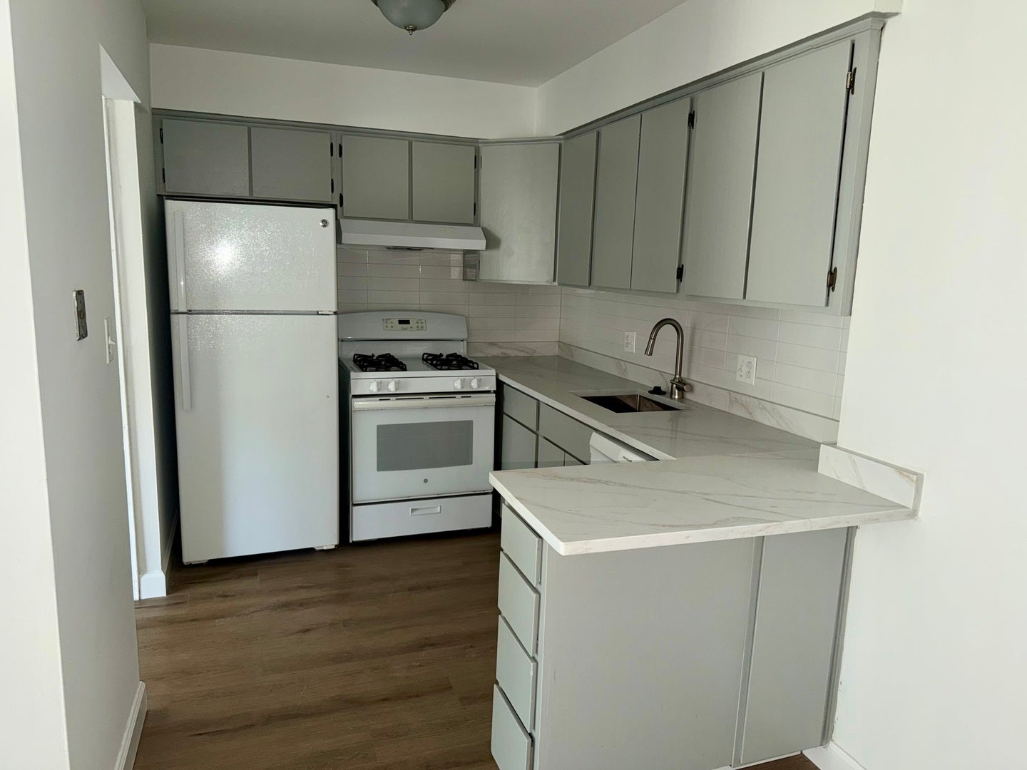 10S472 Echo Lane 8
