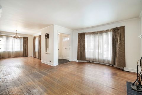 Tiny photo for 6738 N Ionia Avenue, Chicago, IL 60646 (MLS # 12551811)