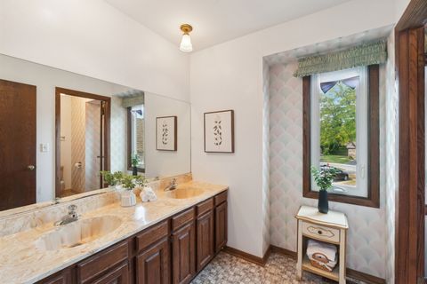 Tiny photo for 2611 E Radford Court, Arlington Heights, IL 60004 (MLS # 12465008)