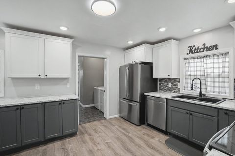 Tiny photo for 525 9th Avenue S, Clinton, IA 52372 (MLS # 12623896)