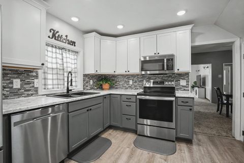 Tiny photo for 525 9th Avenue S, Clinton, IA 52372 (MLS # 12623896)