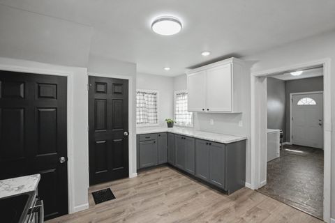 Tiny photo for 525 9th Avenue S, Clinton, IA 52372 (MLS # 12623896)