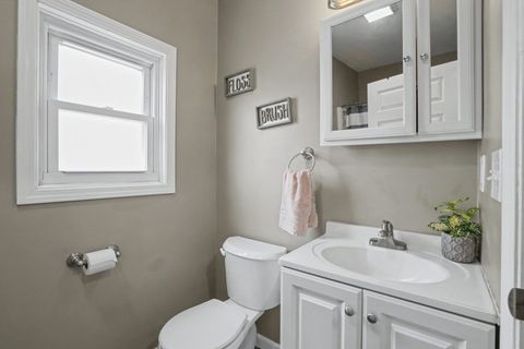 Tiny photo for 525 9th Avenue S, Clinton, IA 52372 (MLS # 12623896)