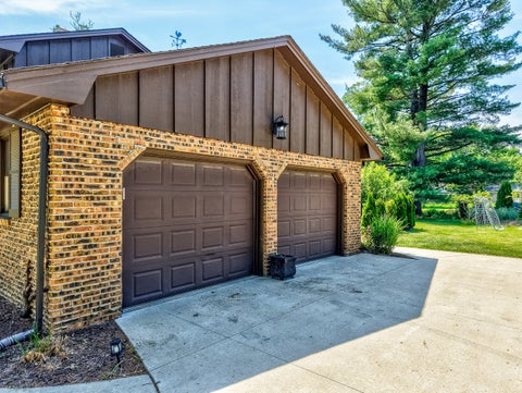 Tiny photo for 15 Oaklane Drive, Ottawa, IL 61350 (MLS # 12664287)