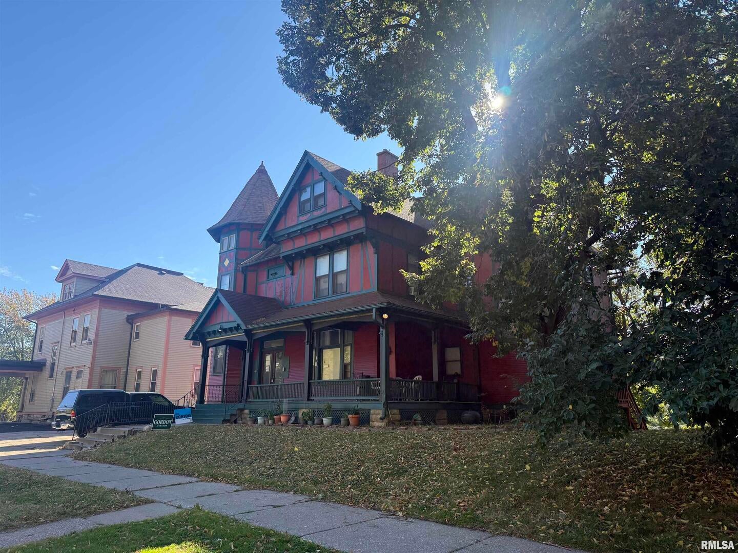 413 W 6TH Street