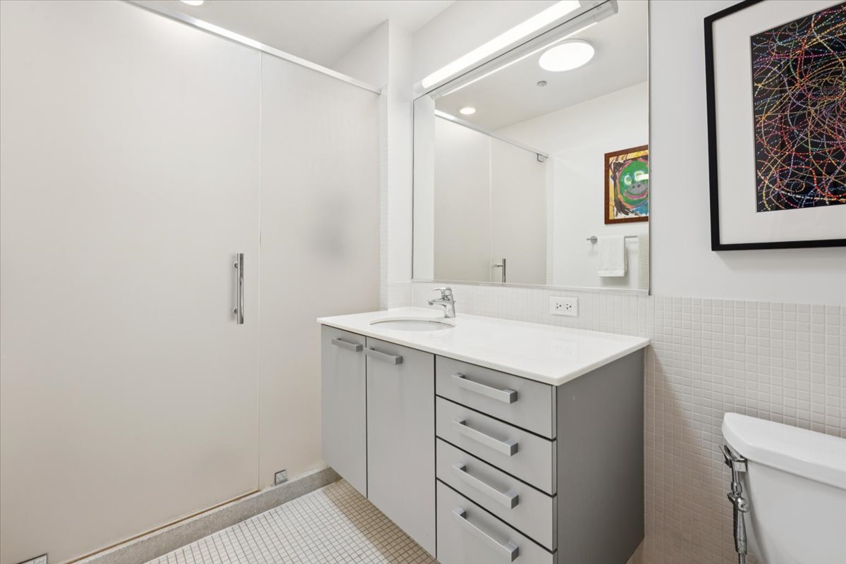 Chicago, Illinois 60611, United States, 3 Bedrooms Bedrooms, ,2 BathroomsBathrooms,Residential,Active,203159